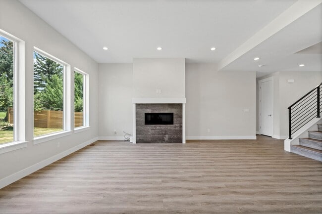 Building Photo - Cozy, Bright, and Spacious Home Nestled in Midway