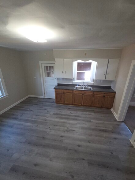 Building Photo - 340 W 24th St