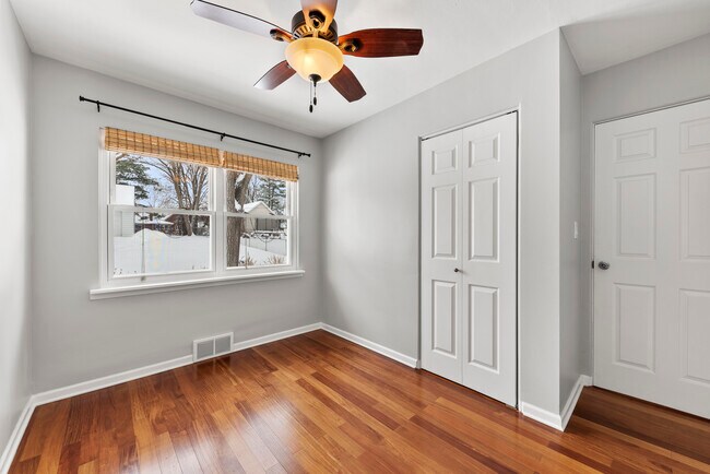 Building Photo - 242 S Finley Rd