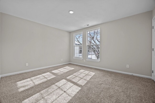 Building Photo - Portsmouth/5 bed 2 bath/Ready for quick move in!!