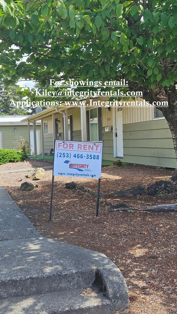 Building Photo - Beautiful Tacoma duplex 2bd 1 bath w/ 1 car garage