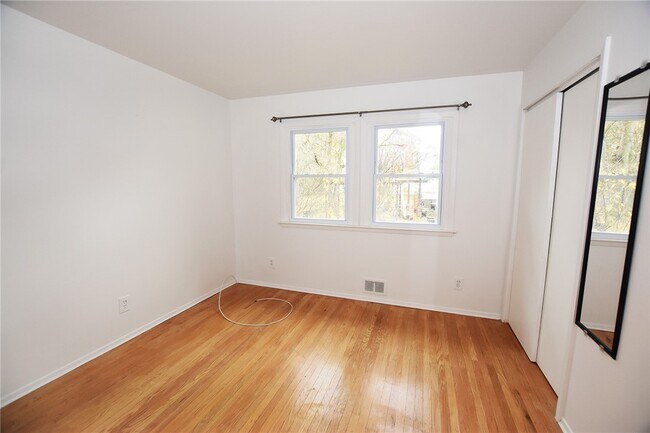 Building Photo - 300 Howland Ave