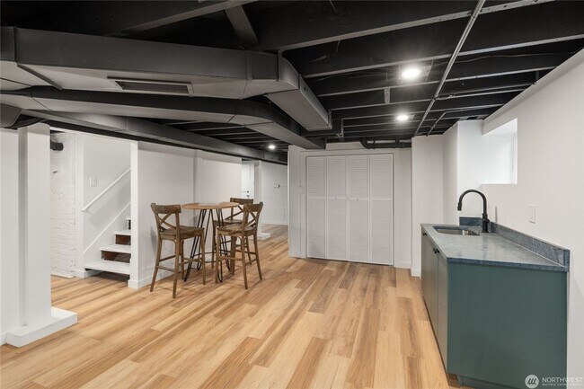 Building Photo - 4Bd/2Ba Seattle House