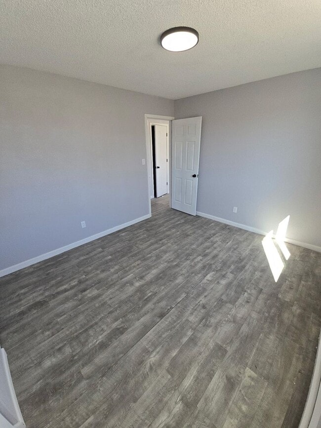 Building Photo - 2 Bed 1 Bath Apartment
