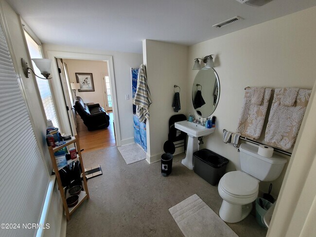 Building Photo - 111 Pollock St