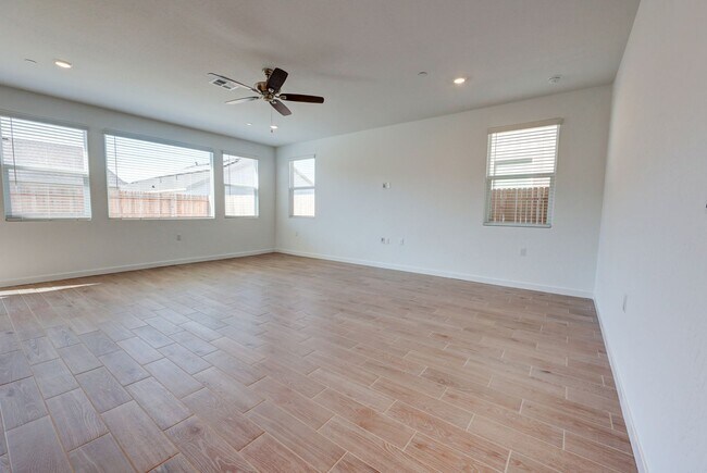 Building Photo - Brand New Home