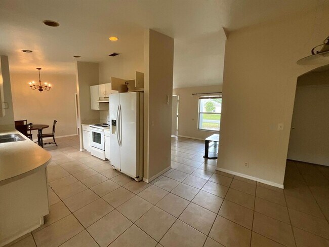 Building Photo - 1002 SW Romaine Ln