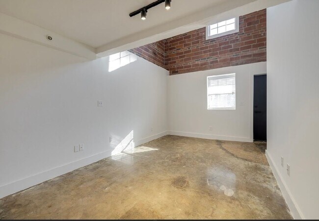 Building Photo - One bedroom loft in Midtown OKC!