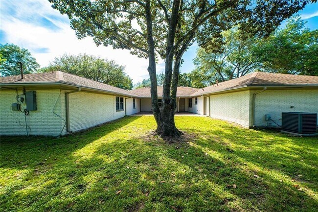 Building Photo - Newly Renovated 4-bedroom Home Inside the ...