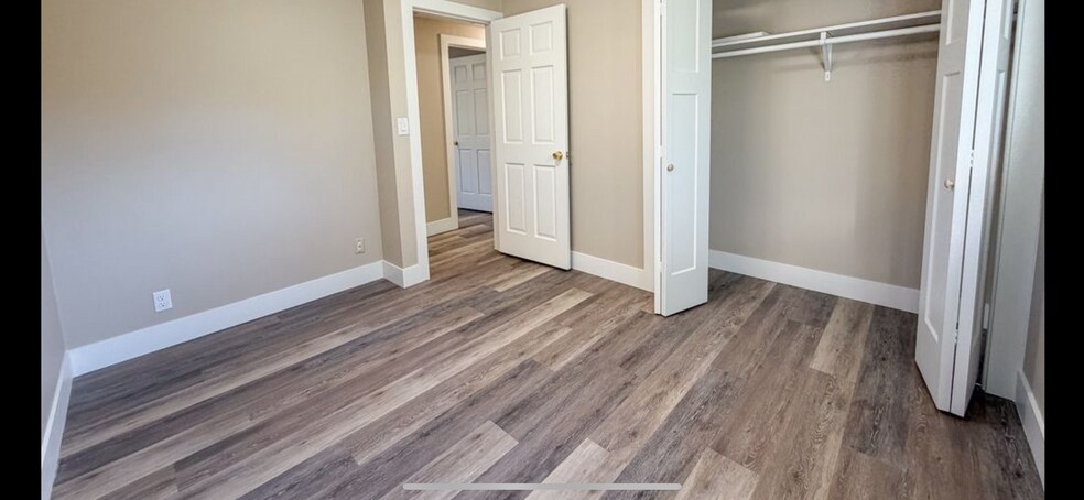 Building Photo - 573 Maple Sq