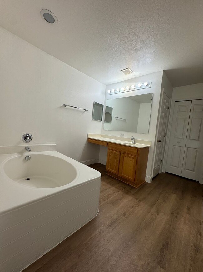 Building Photo - Spacious and Comfortable House for Lease