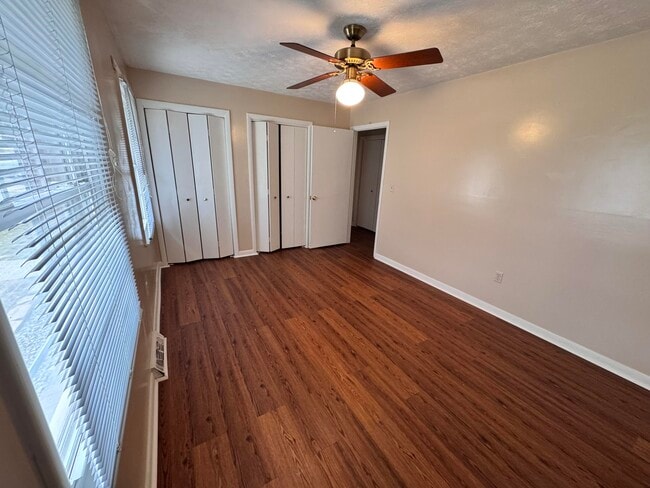 Building Photo - 303 Robin Dr