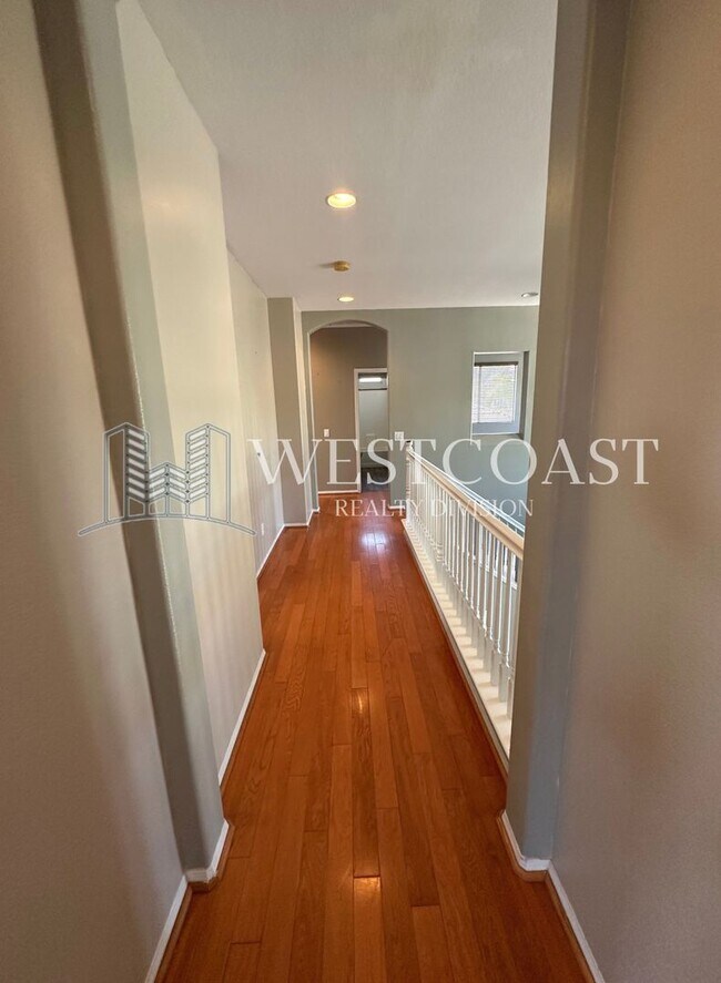 Building Photo - Bright & Spacious 4-Bed Townhome in Prime ...
