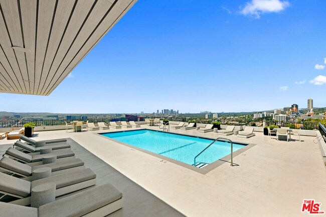 Building Photo - 1100 Alta Loma Rd