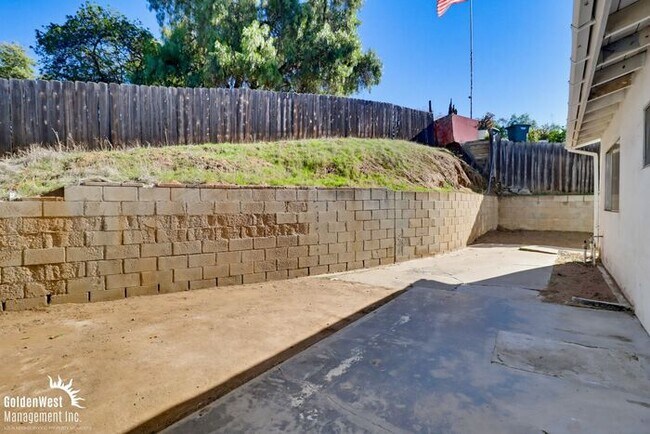 Building Photo - Updated 3Bdm 2 Ba Single Story Home with Detached Garage in the Heart of Lakeside