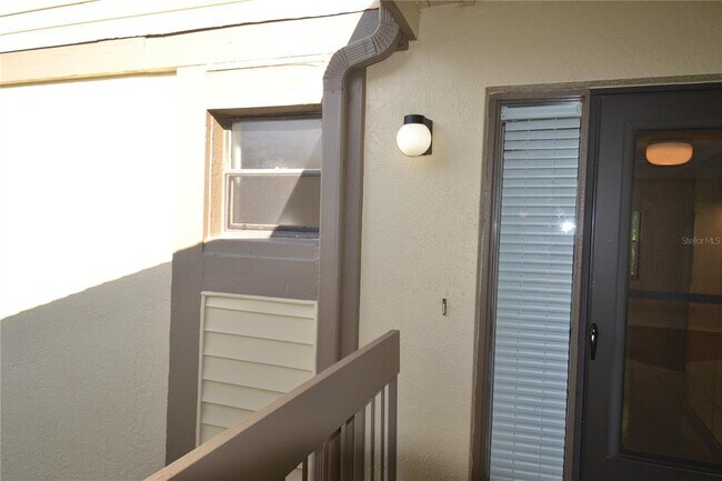 Building Photo - 226 Woodlake Wynde