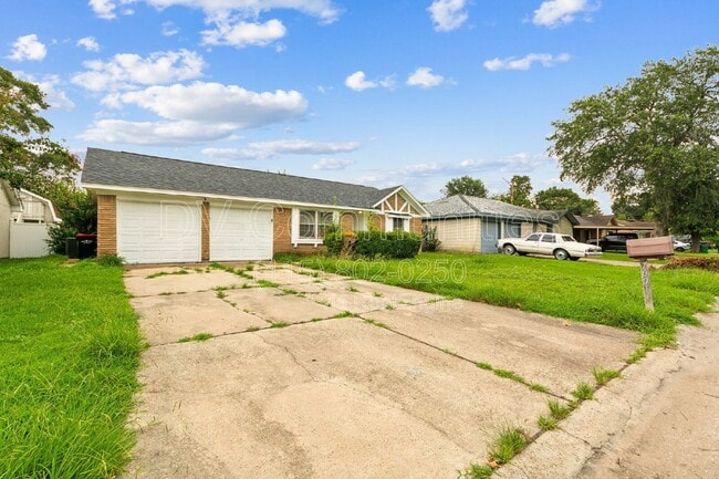 Building Photo - 700 Meadowglen Dr