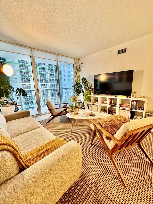 Building Photo - 1750 N Bayshore Dr