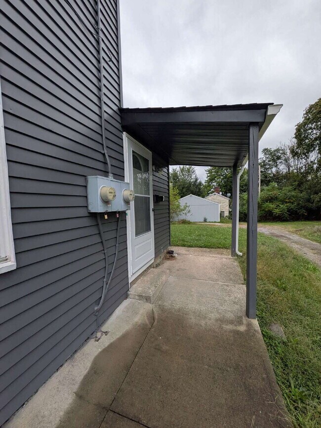 Building Photo - Beautifully updated 2 bed 1 bath apartment in Beaver Falls!