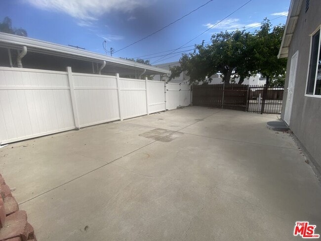 Building Photo - 18601 Hiawatha St