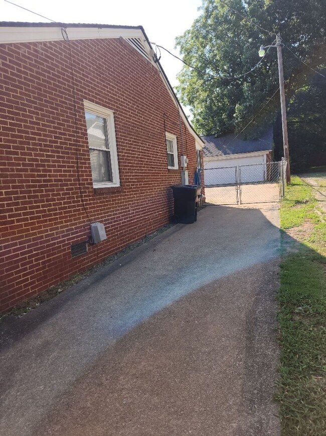 Building Photo - Charming 3 bd, 1.5 ba home!