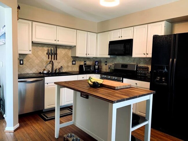 Building Photo - 700 Leister Dr