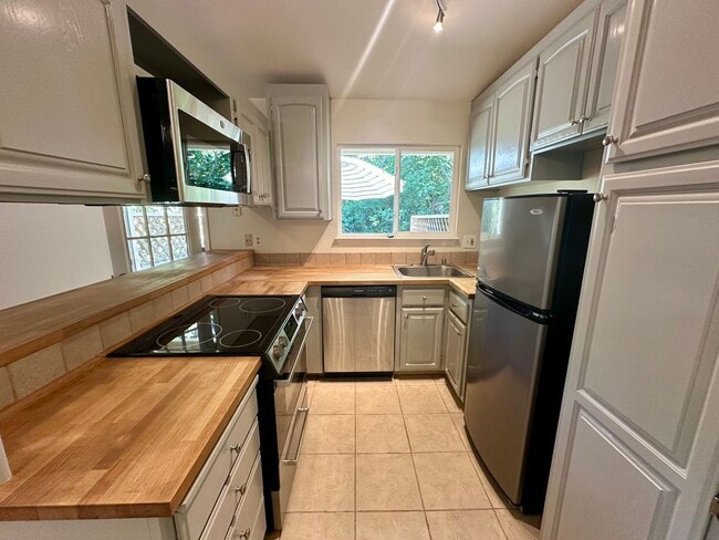 Building Photo - Nice 3 bedroom, 2 bath Home located in his...