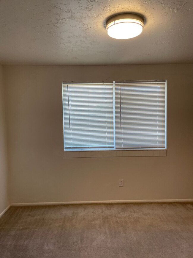 Building Photo - 2 Bedroom, 1.5 Bathroom Twin Home in West ...
