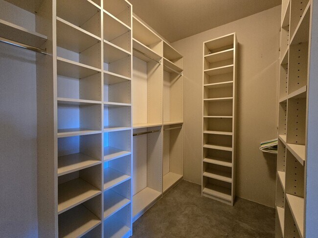 Building Photo - 927 Alto St