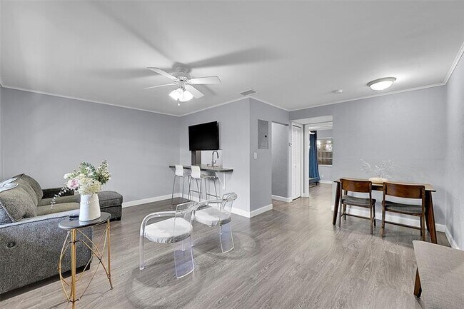 Building Photo - 1027 Tequesta St