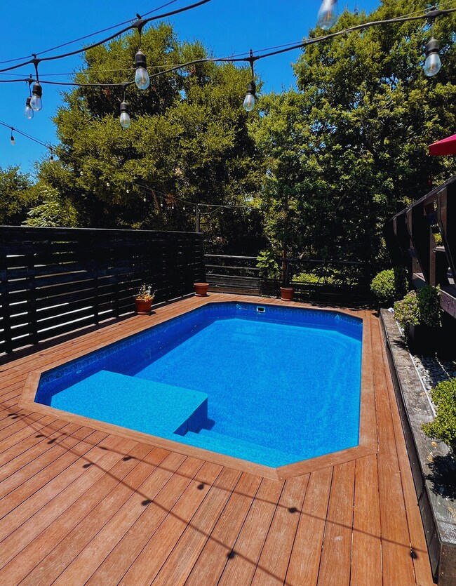 Building Photo - 2828 Laurel Canyon Pl