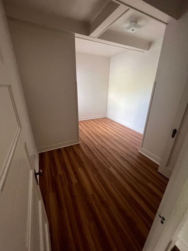 Building Photo - 905 NE Lake St