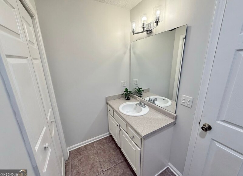 Building Photo - 206 Willow Dr