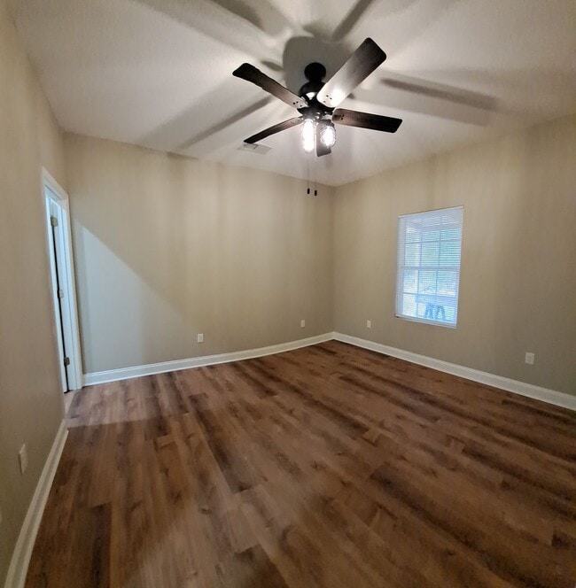 Building Photo - 4 BD/4 BA Located in Countryview Village.