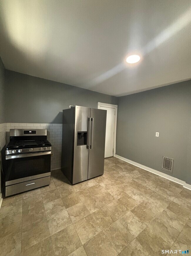 Building Photo - 295 Shelton St