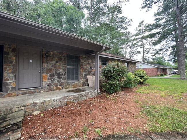 Building Photo - 686/688 Old Summerville Rd