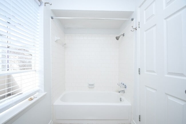 Building Photo - 9809 Richmond Ave.