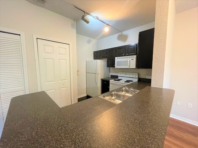 Building Photo - Spacious 1/1 condo!!