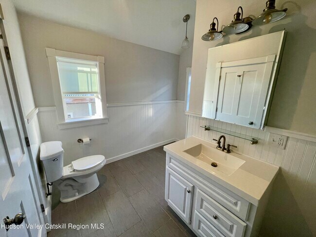 Building Photo - 536 Columbia St