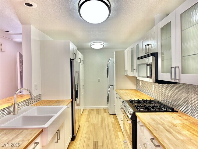 Building Photo - 2200 S Fort Apache Rd