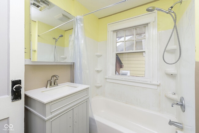 Building Photo - 4237 Graceland Ave