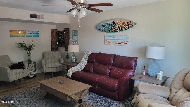 Building Photo - 607 N Palm Cir