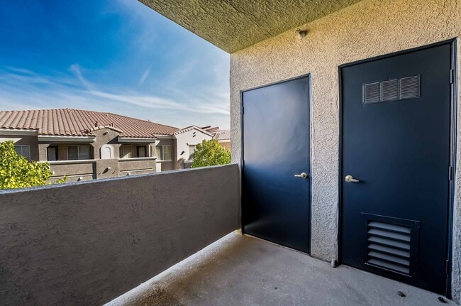 Building Photo - 3 Bedroom Open Layout Condo in Gated Commu...