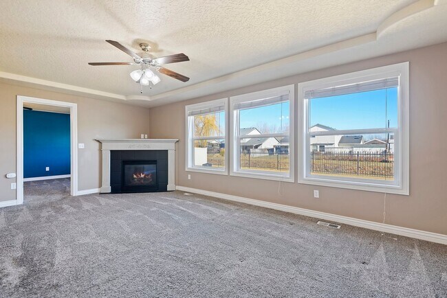 Building Photo - 4bed, 2.5bath, 2,085sq.ft. home in Creeksi...