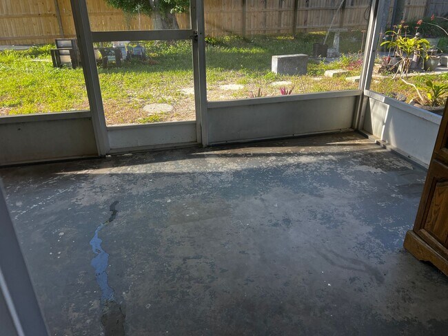 Building Photo - 2BD/1BA/Single carport - Venice