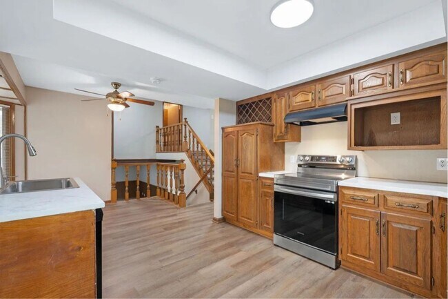 Building Photo - HUGE 4 Bedroom, 3.5 Bathroom!