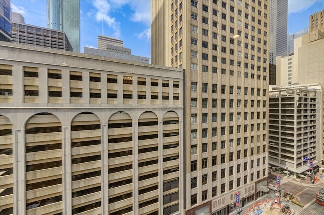 Building Photo - 917 Main St