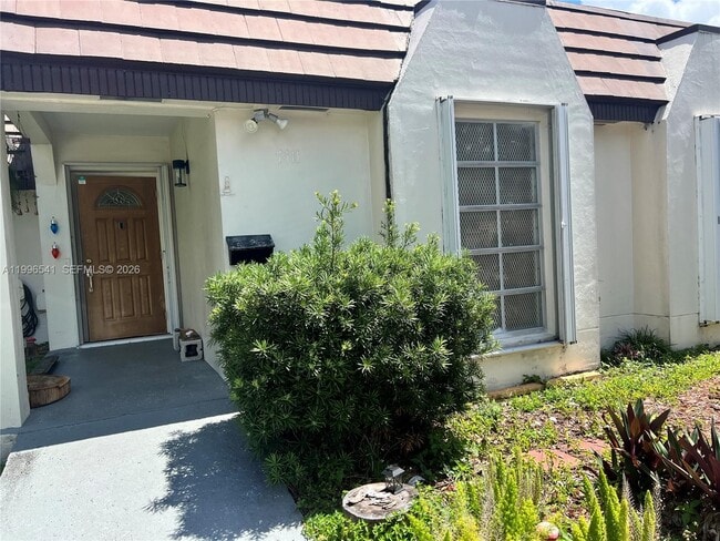 Building Photo - 7411 Twin Sabal Dr