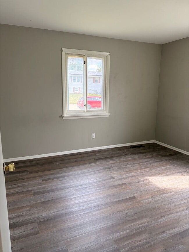 Building Photo - South Side-  4Bed/2 Bath Home