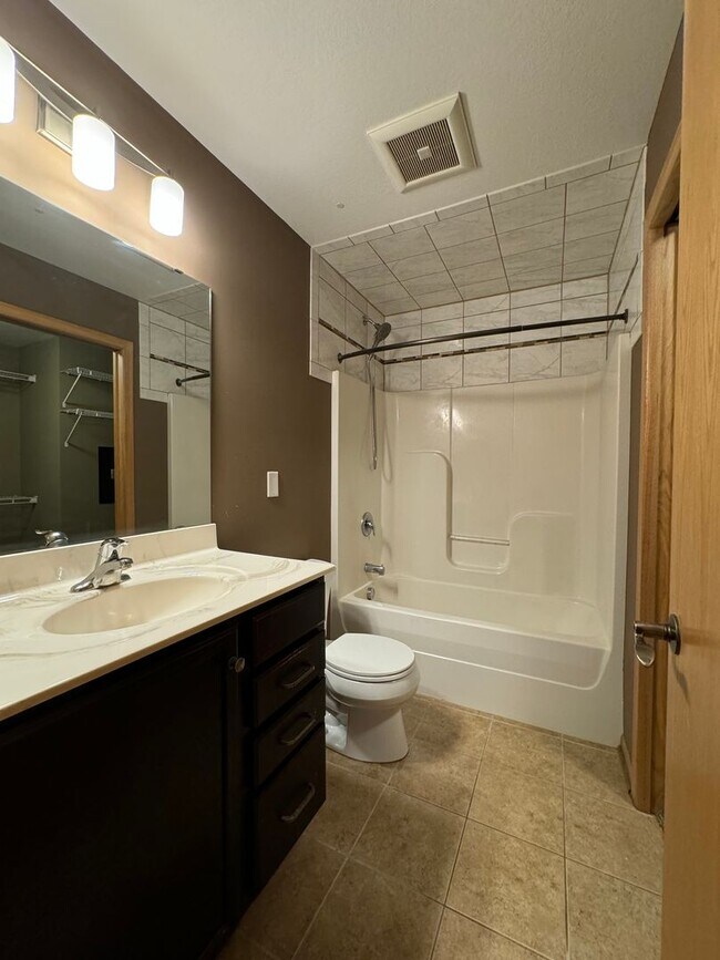 Building Photo - Dogs are welcome no cats. Available January 1, 2026 NW Rochester 4 bedroom 3 bath 2 car attached ...